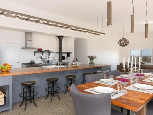 On A Hill - modern country home near Braidwood0