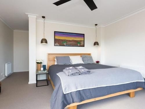 On A Hill - modern country home near Braidwood4