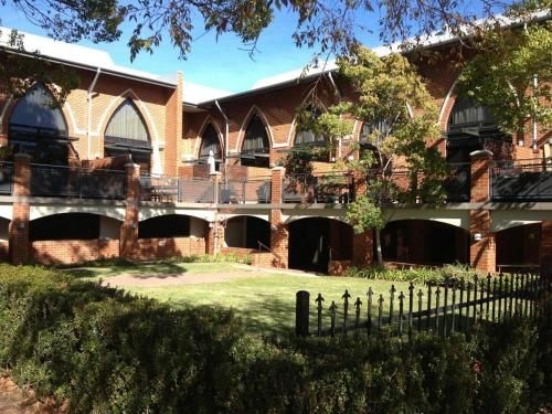 คลอสเตอร์ (Cloisters)4