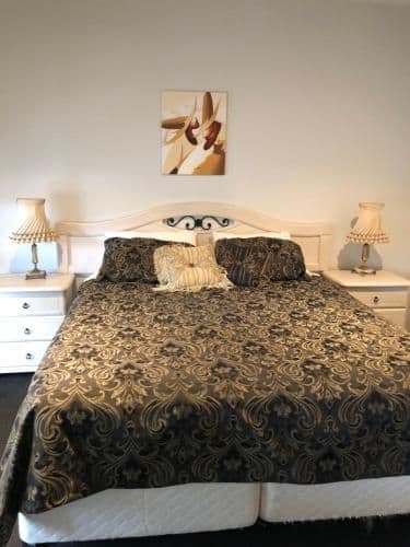 Deluxe 4-Bedroom Apartment