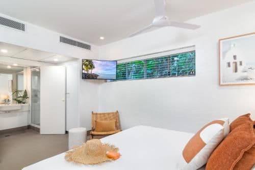Apartment with Pool View