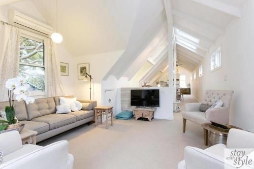 The Gatehouse - Light filled cottage in the leafy suburb of Hawthorn0