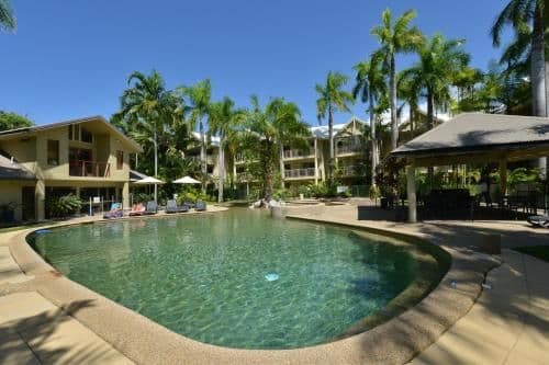 Apartment with Pool View