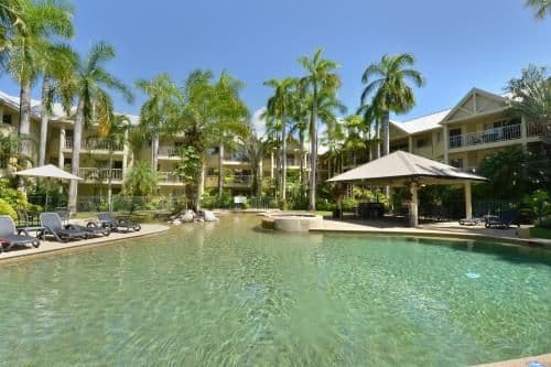 Apartment with Pool View