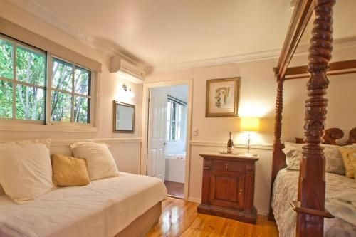 Curtis Falls Cottage3