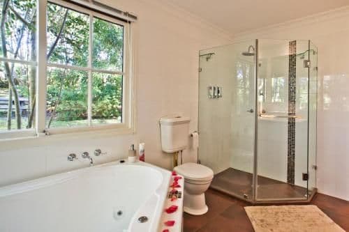 One-Bedroom Cottage with Spa Bath