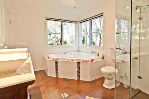 One-Bedroom Cottage with Spa Bath