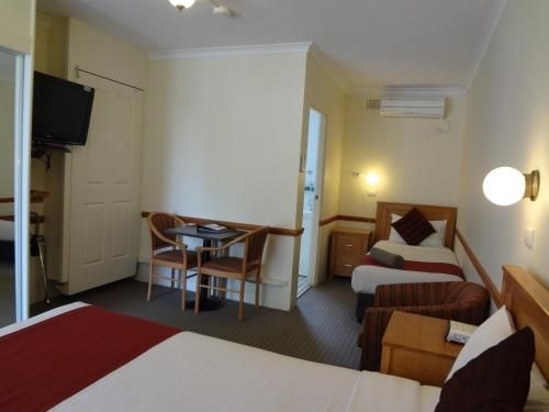 ทรี เอ็กซ์พลอเรอร์ โมเต็ล (Three Explorers Motel)4