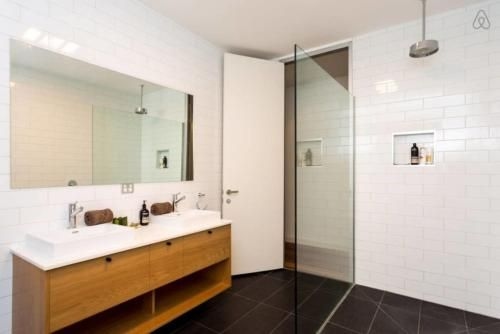 Bradman Modern Style a Walk to MCG Swan St CBD3