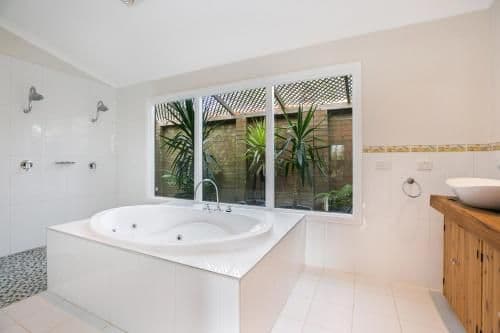 Orchard Cottage - Two-Bedroom Villa with Spa Bath
