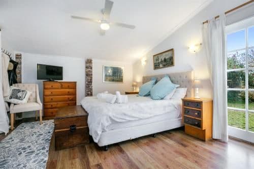 Orchard Cottage - Two-Bedroom Villa with Spa Bath