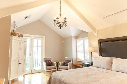 Deluxe Queen Room with Juliette Balcony and Valley View