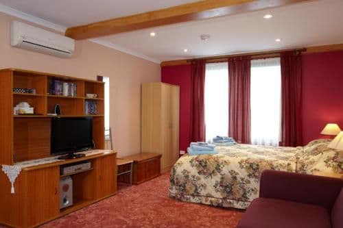 Deluxe Queen Studio