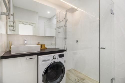 Enjoy bayside life at stylish studio close to city4