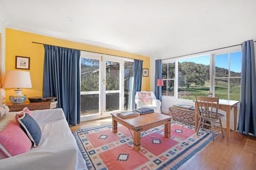 Lone Pine Farm House by Your Innkeeper (Lone Pine Farm House)1