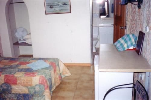 Twin Room with Private Bathroom - Underground