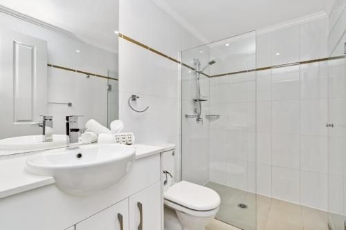 Waterfront resort living with space for the family (Waterfront Resort Living With Space For The Family)3