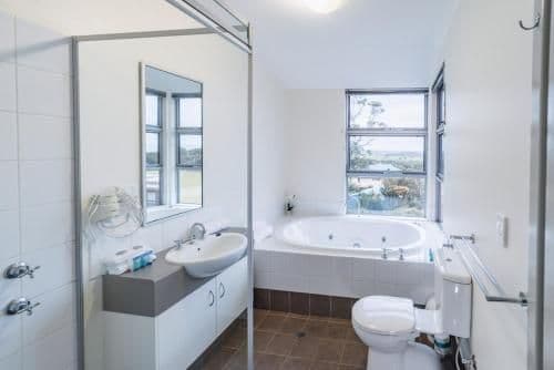 Deluxe Two-Bedroom Apartment with Spa Bath (2 Double Beds)