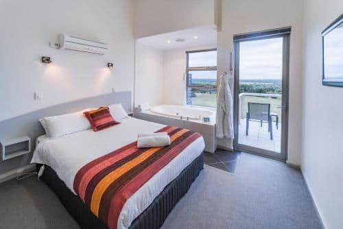 Deluxe Three-Bedroom Apartment with Spa Bath