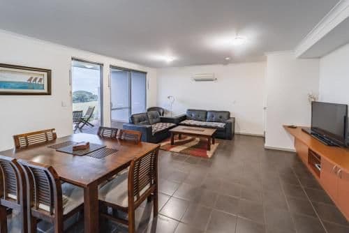 Deluxe Three-Bedroom Apartment with Spa Bath