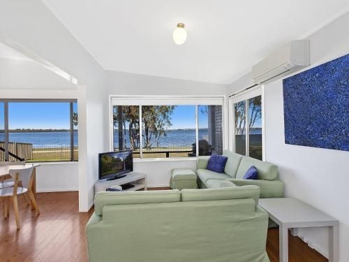 Lakes Edge Cottage0