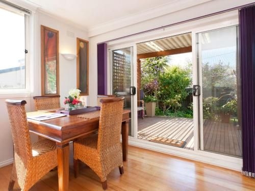 METRES TO THE BEACH - MORNINGTON0