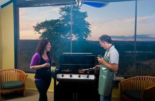 Romantic Getaways at Riverview Rise Retreats2