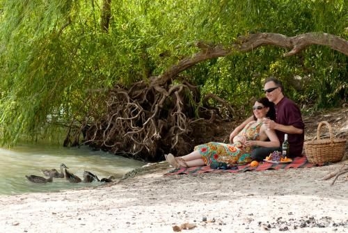 Romantic Getaways at Riverview Rise Retreats3