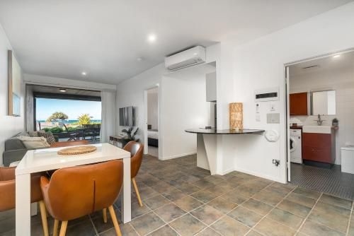 Lennox Holiday Apartments2