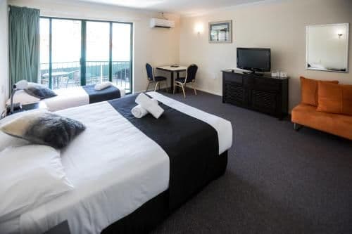 Queen Room with One Single Bed - Non-Smoking