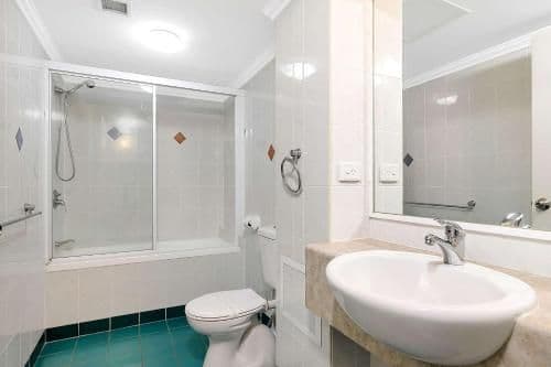 Queen Room with One Single Bed - Non-Smoking
