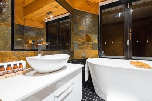 Deluxe Queen Suite with Bath