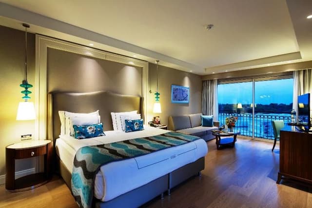 FAMILY ROOM LAND VIEW