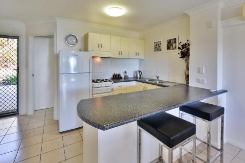 Sunset Waters Apartments3