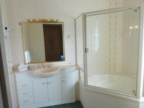 Executive Queen Room with Spa Bath