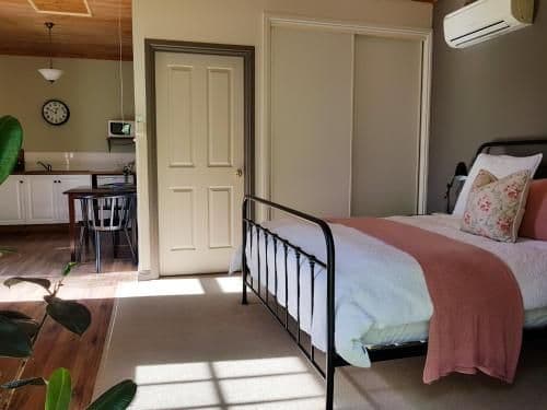 One-Bedroom Cottage with Spa Bath