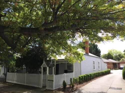Lucy's Cottage0