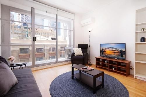 Spacious and Bright Studio in the Middle of Town0