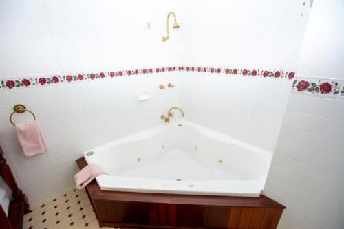 The Rose Queen Suite with Spa Bath
