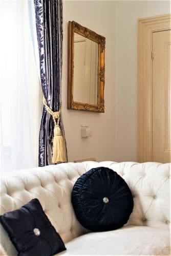 Newton King Room