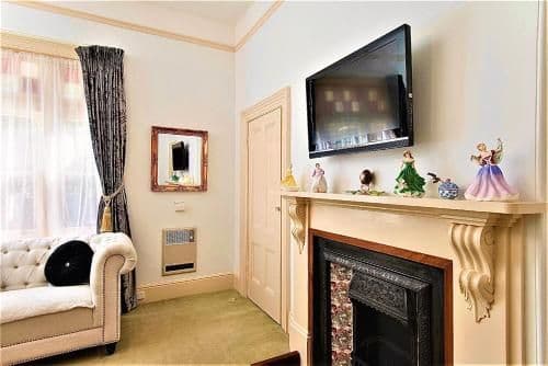 Newton King Room
