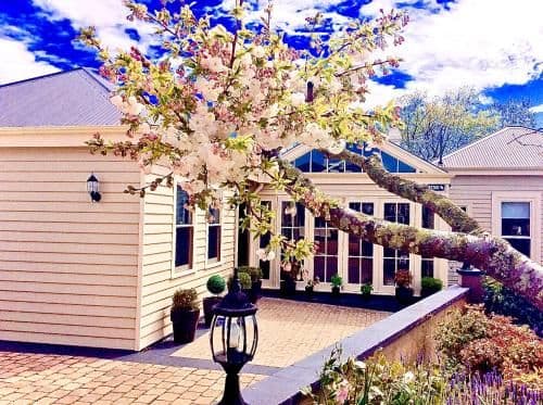 Rose Cottage with Garden View