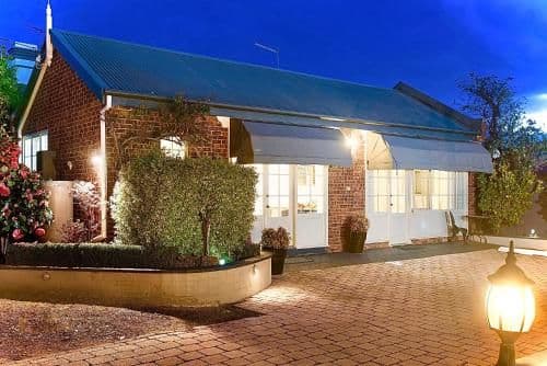 Rose Cottage with Garden View