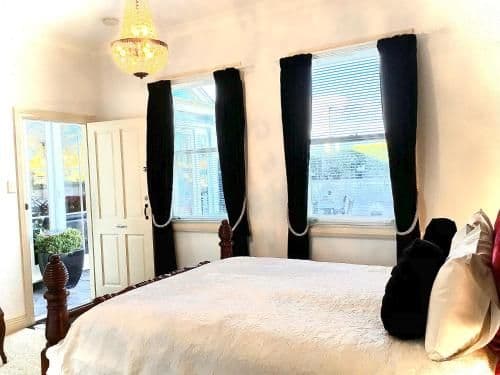 Benjamin Queen Room with Garden View