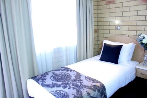 Roma Mid Town Motor Inn0
