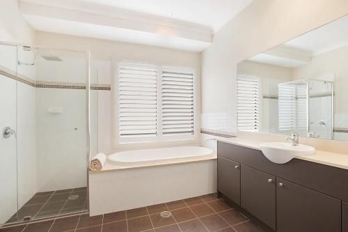 Sunny Finch House4