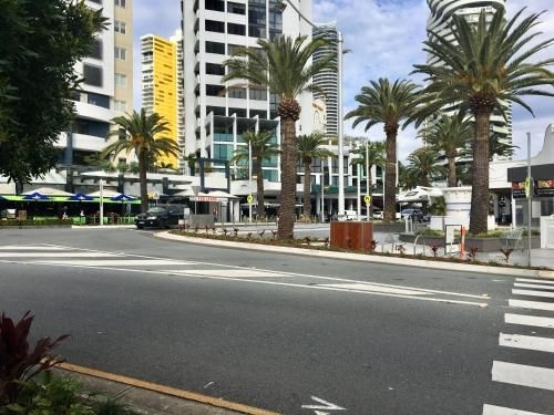 Broadbeach Private Apt with CHA2