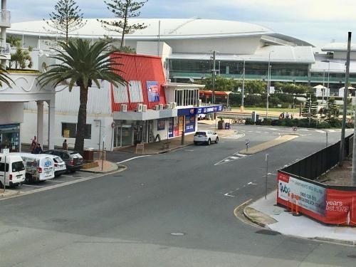 Broadbeach Private Apt with CHA1