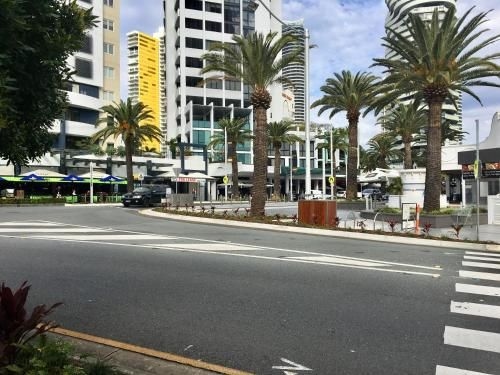 Broadbeach Private Apt with CHA4