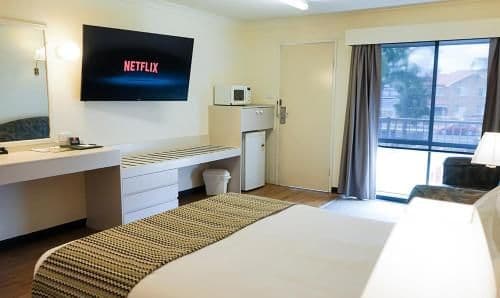 Deluxe Queen Suite